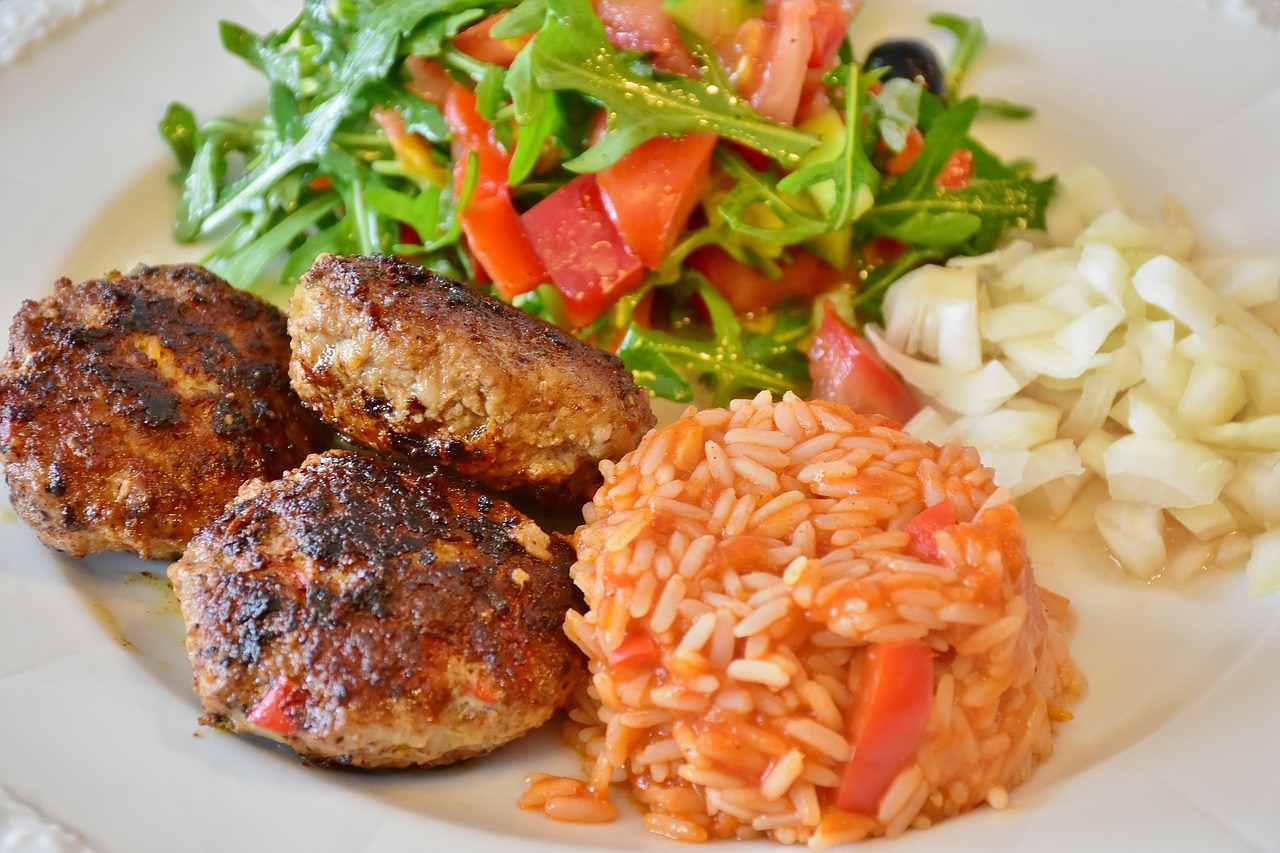 Rüyada Akçaabat Köftesi Yemek
