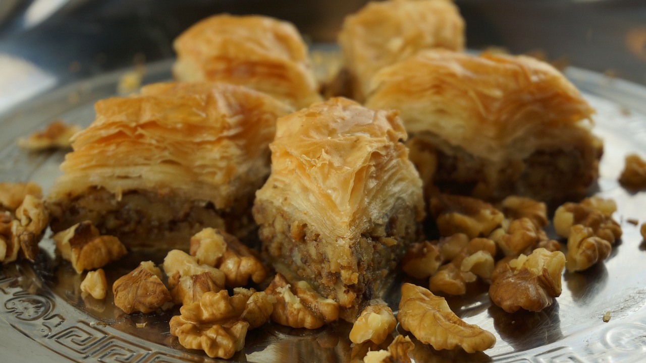 Rüyada Cevizli Baklava Yemek